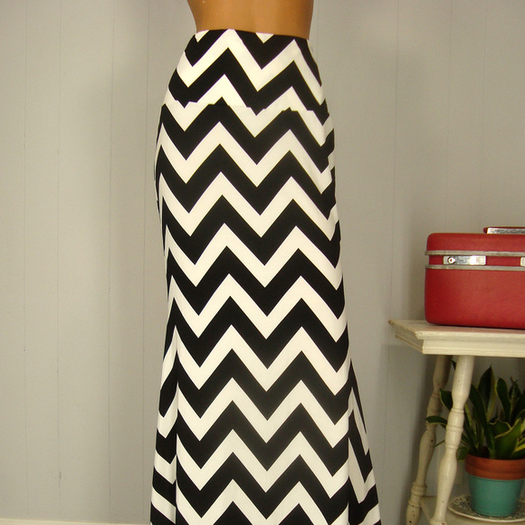 Dresses & Skirts - Black White Chevron Skirt Long M Maxi EUC